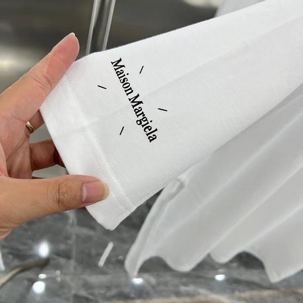 セレブ多数愛用MM6 メゾン マルジェラ 偽物 ナンバリング ロゴ Tシャツ 2色 Max41919